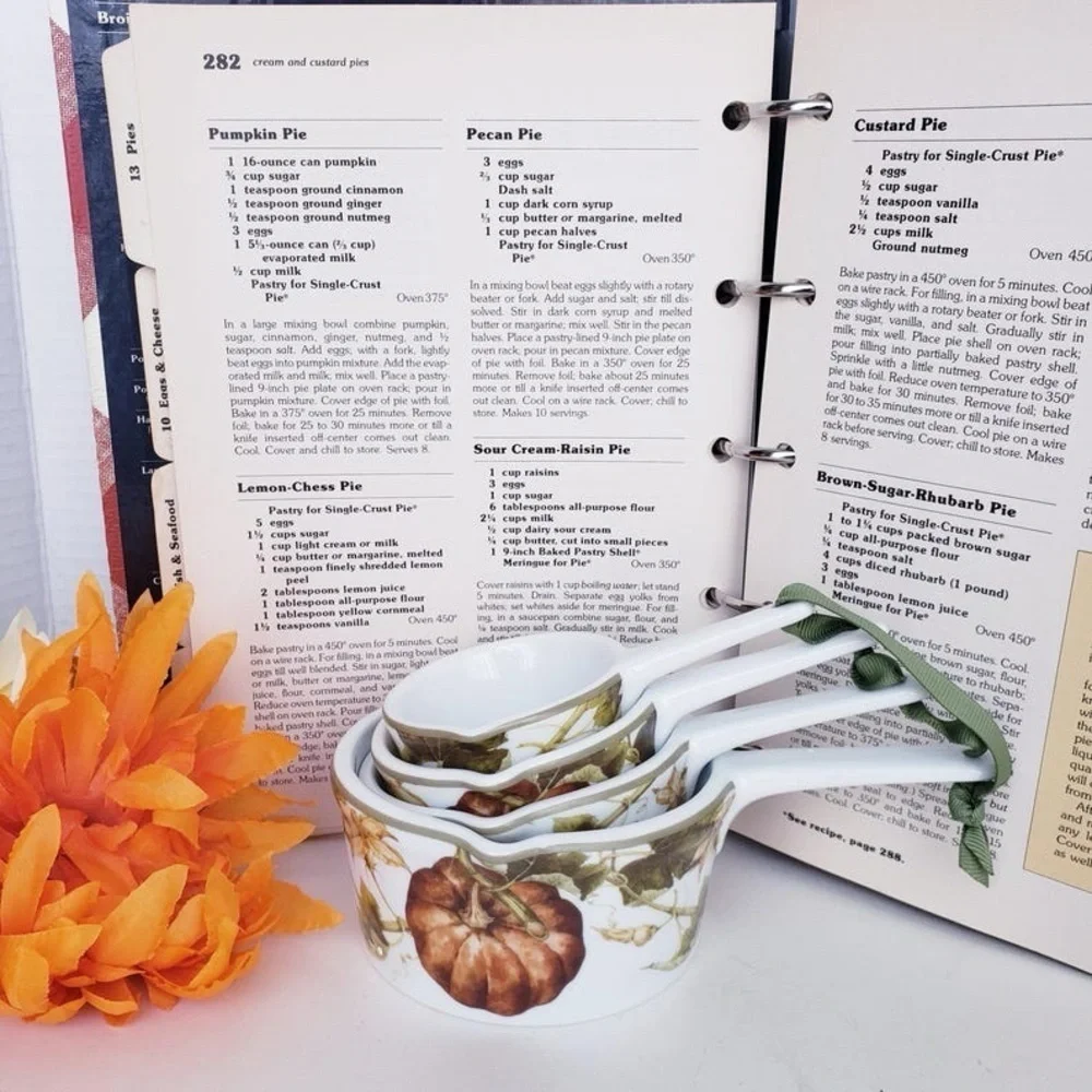 Williams Sonoma Botanical Pumpkin 4 Piece Ceramic Measuring Cup Set